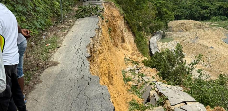ramo de carretera colapsado en San Cristóbal, con equipos de EGEHID trabajando para reparar la vía y colocar señalización.