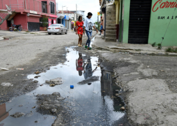 ¡un calvario! En cancino adentro la gente "suda la gota gorda" por agua y calles intransitables