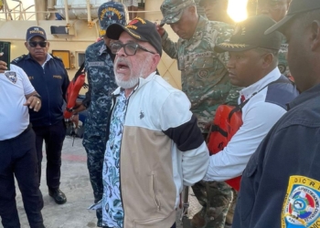 Trasladan a santo domingo al comunicador ángel martínez tras ser arrestado en alta mar