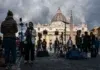 Los periodistas trabajan en la Plaza de San Pedro, con la basílica de San Pedro al fondo, antes de la segunda sesión de votación del cónclave, en el Vaticano, el 8 de mayo de 2025.