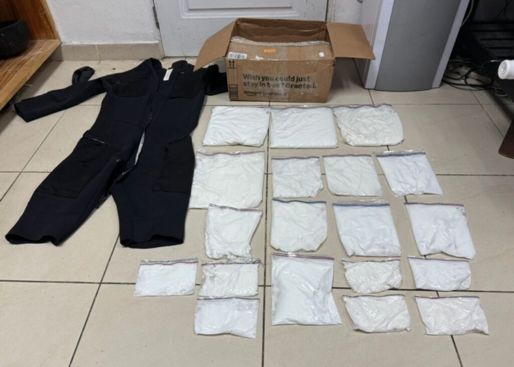 Incautan 19 láminas de cocaína ocultas en traje de buzo en aeropuerto de las américas