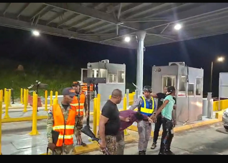 Comipol recupera en peaje vehículo robado en santo domingo