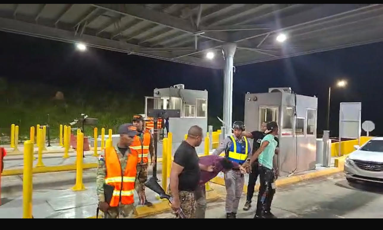 Comipol recupera en peaje vehículo robado en santo domingo