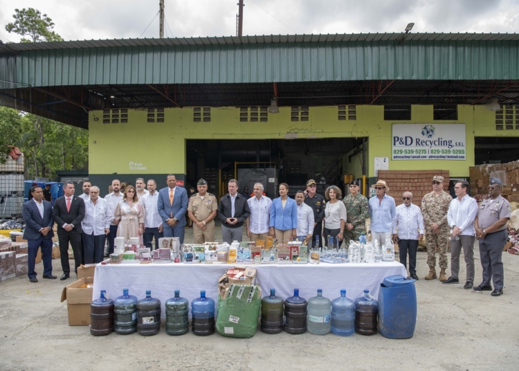 Incineración de productos ilícitos en república dominicana, con autoridades presentes"