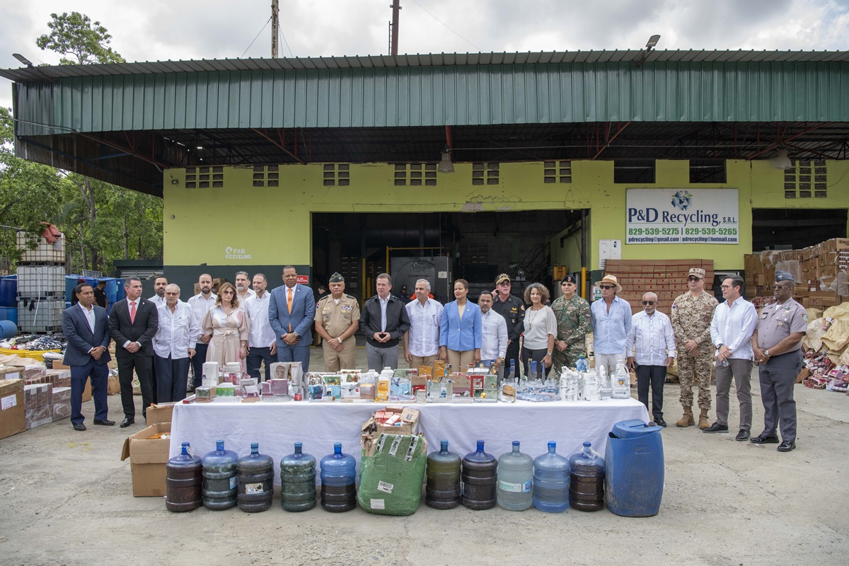 Incineración de productos ilícitos en República Dominicana, con autoridades presentes"