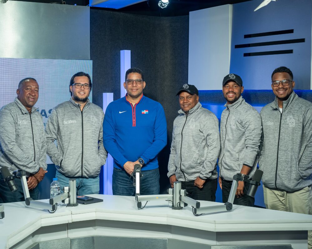 Palacio de los Deportes se llamará Arena BanReservas Virgilio Travieso Soto, revela Uribe 1 Al centro Rafael Uribe, presidente de Fedombal, junto a William Aish, Pedro G. Briceño, Baudilio Jiménez, Bienvenido Carmona Jr. y Josué Batista.