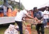 Betty Soto, durante la entrega de kits de cocinas limpias, junto a Maribel Simón, Franklin Villanueva, Dionis Bladimir Ozorio, Ernesto Acevedo y Nadia Martínez.
