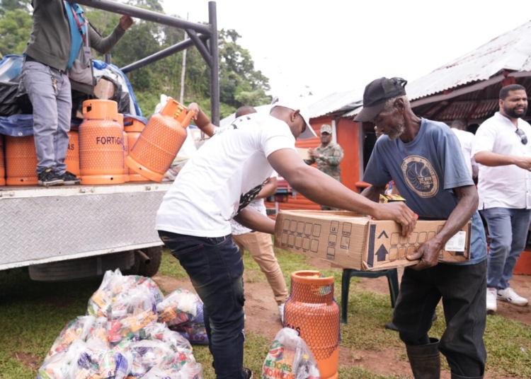 Betty Soto, durante la entrega de kits de cocinas limpias, junto a Maribel Simón, Franklin Villanueva, Dionis Bladimir Ozorio, Ernesto Acevedo y Nadia Martínez.