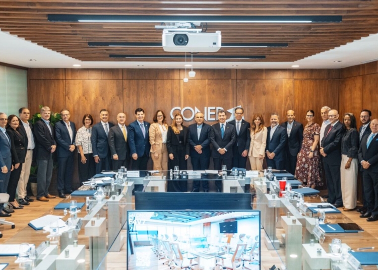 Carolina Mejía presentando el Programa Integrado de Santo Domingo (PISD) ante el Consejo Nacional de la Empresa Privada (CONEP).