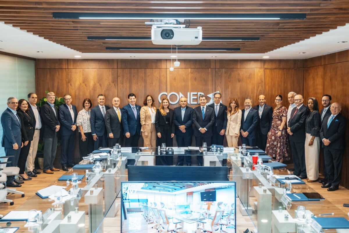 Carolina Mejía presentando el Programa Integrado de Santo Domingo (PISD) ante el Consejo Nacional de la Empresa Privada (CONEP).