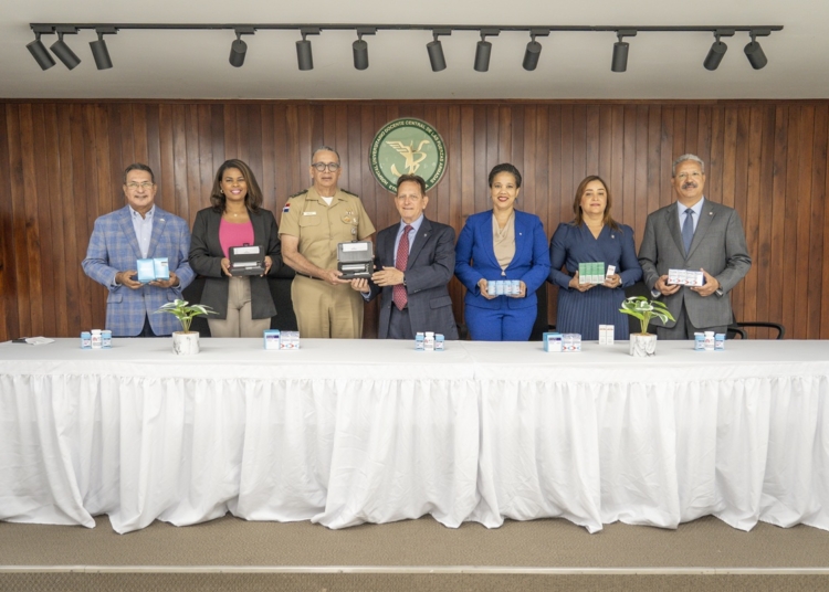 Durante un acto celebrado en el Hospital Central de las Fuerzas Armadas, se hizo entrega de cuatro pistolas de biopsia Pro-Mag Ultra con sus respectivas agujas