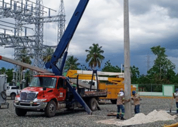 Edesur avanza en rehabilitación de redes eléctricas y colocación de postes en pedernales