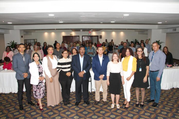 El Dr. Edisson Féliz Féliz encabezó el taller de validación y programación de medicamentos e insumos para el 2026.