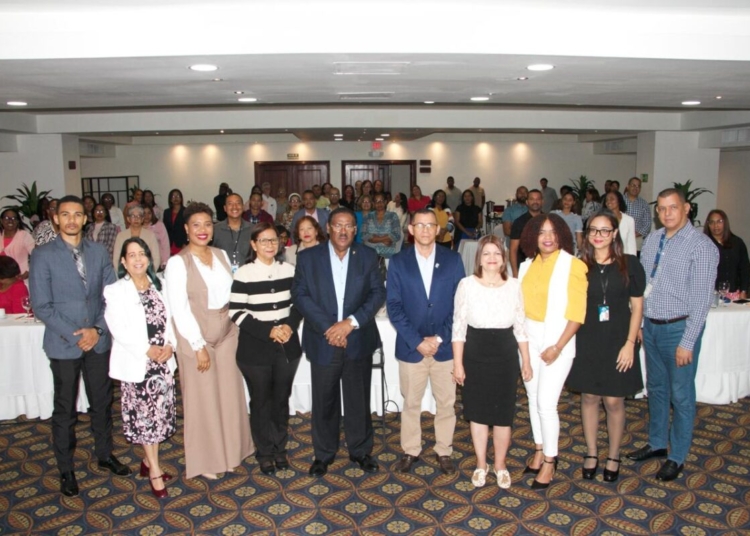 El Dr. Edisson Féliz Féliz encabezó el taller de validación y programación de medicamentos e insumos para el 2026.