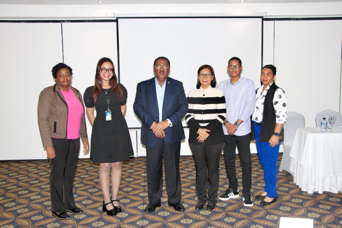 Centros de salud aseguran medicamentos para 2026 1 El Dr. Edisson Féliz Féliz junto al equipo del SRSM