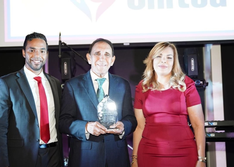 El Dr. Félix Antonio Cruz Jiminián recibe reconocimiento