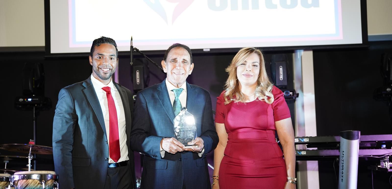 El Dr. Félix Antonio Cruz Jiminián recibe reconocimiento