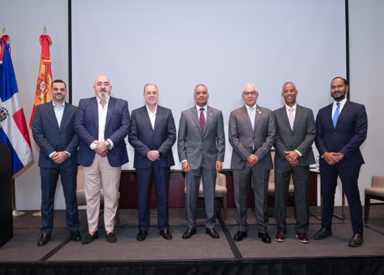 El ministro Joel Santos, junto Paco Pérez y demás representantes de instituciones del sector energía y la Camacoesrd