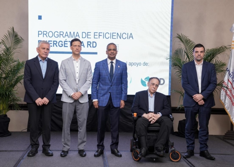 Al acto también asistieron la viceministra de Innovación y Transición Energética, Betty Soto_ los viceministros de Energía Nuclear, Gaddis Corporán_ de Hidrocarburos, Noel Báez, y el director de Electrifica