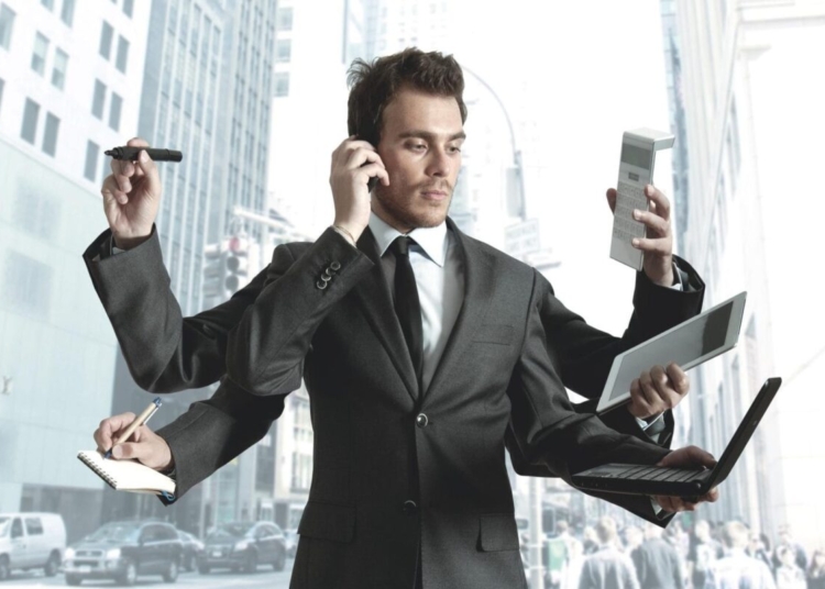 El mito del 'multitasking': por qué hacer varias cosas a la vez reduce tu productividad y daña tu salud mental