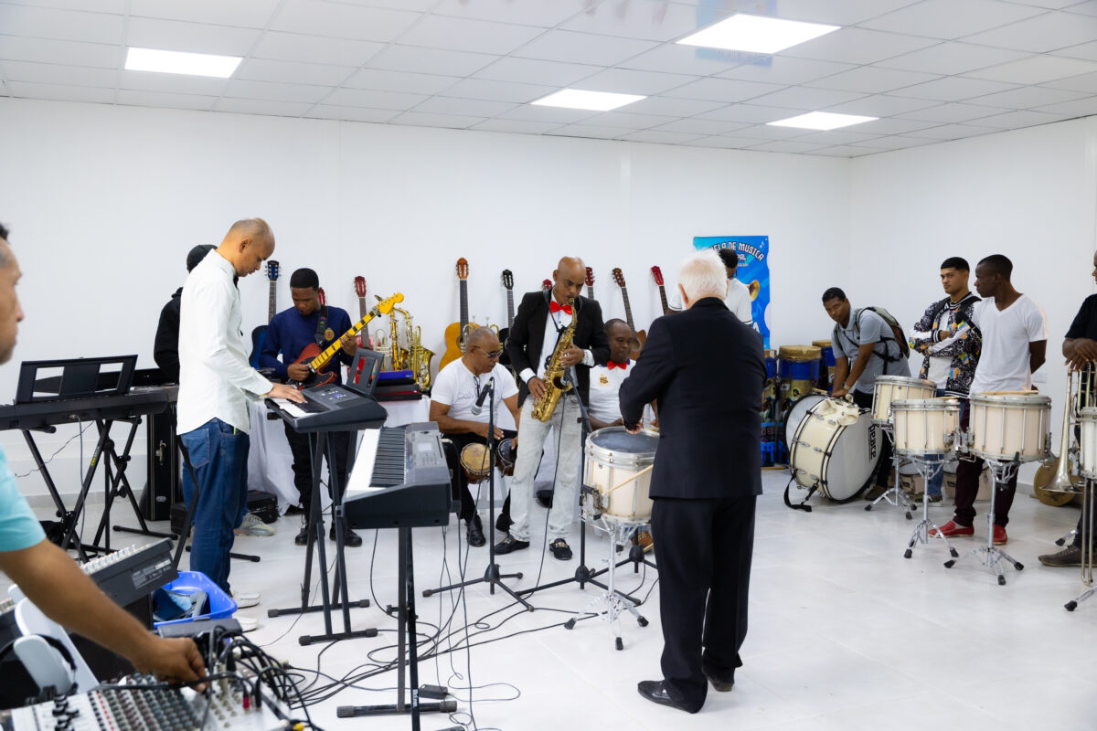 Fundación AES Dominicana Inaugura Escuela de Música en Guerra para Fomentar la Cultura y el Desarrollo 1 Esta nueva infraestructura, concebida como un espacio de formación artística y cohesión social, beneficiará a más de 1,000 personas