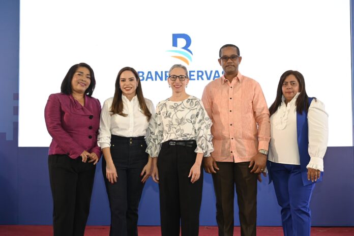 Santa Polanco, directora Distrito Educativo 15-04; Linda Valette, vicepresidenta de Programas Estratégicos de Negocios; Ancell Shecker, viceministra de Educación; Edison Pérez Ramírez, director adjunto Distrito Eduucativo 15-04; y Gloribel Comprés, coordinadora del Centro Educativo Ángeles Custodios durante la jornada de Educación Financiera “Puedo” del Banco de Reservas realizada en el referido centro educativo.
