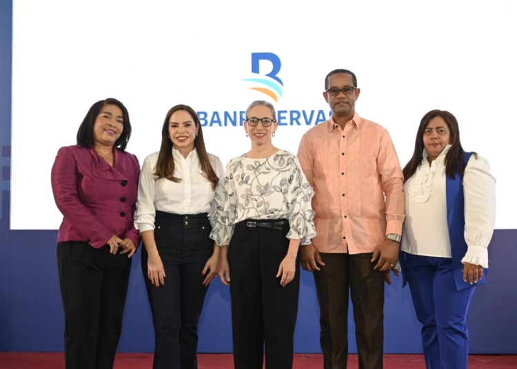 Santa Polanco, directora Distrito Educativo 15-04; Linda Valette, vicepresidenta de Programas Estratégicos de Negocios; Ancell Shecker, viceministra de Educación; Edison Pérez Ramírez, director adjunto Distrito Eduucativo 15-04; y Gloribel Comprés, coordinadora del Centro Educativo Ángeles Custodios durante la jornada de Educación Financiera “Puedo” del Banco de Reservas realizada en el referido centro educativo.