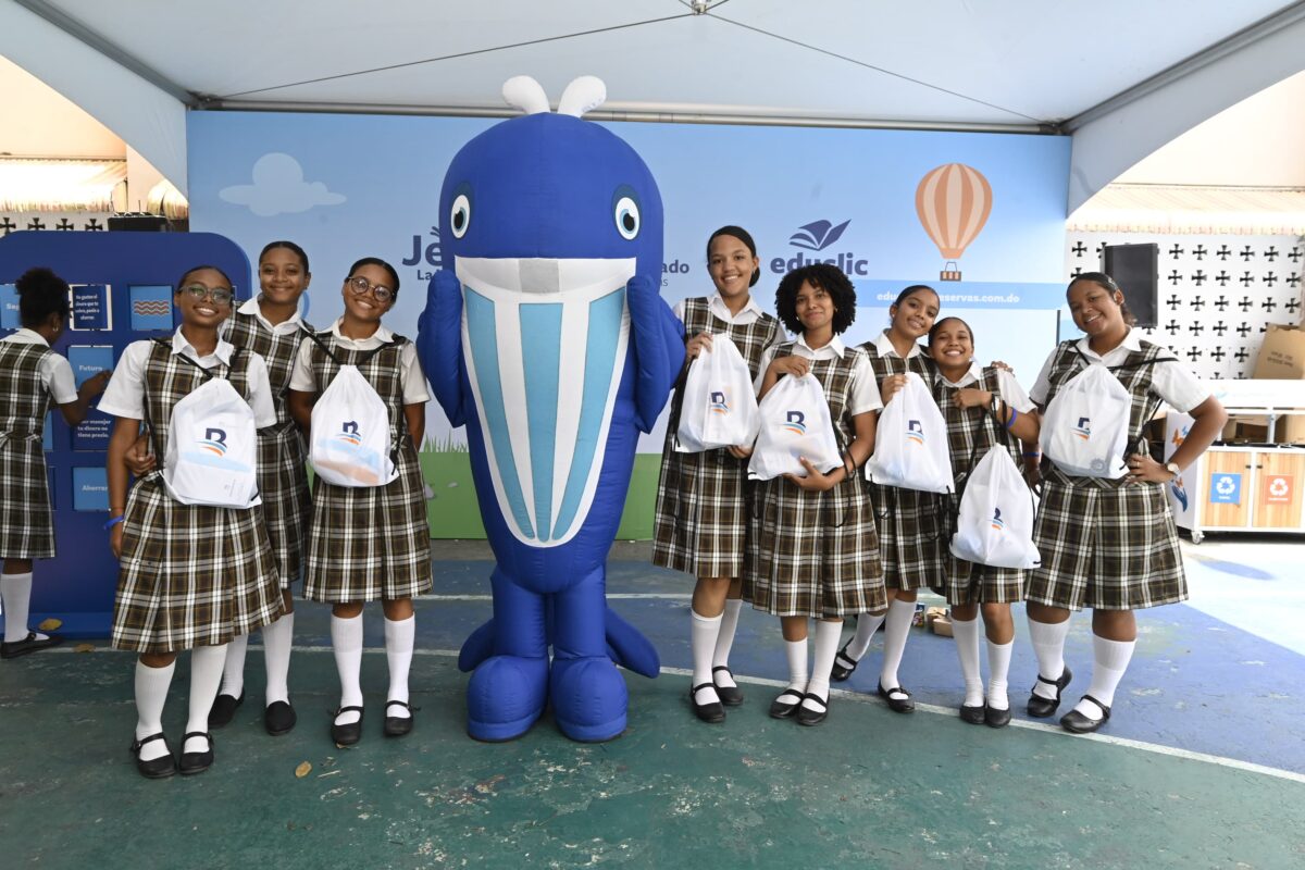 Banreservas imparte educación financiera a más de 1,860 estudiantes en el Gran Santo Domingo 1 Estudiantes del Centro Educativo Ángeles Custodios junto a Jenny la Ballenita al finalizar uno de los talleres de Educación Financiera “Puedo” del Banco de Reservas.