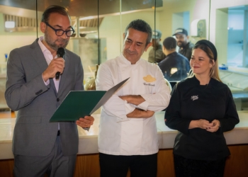 Omar Cepeda, presidente de Aderes entrega reconocimiento a Ciro Casola