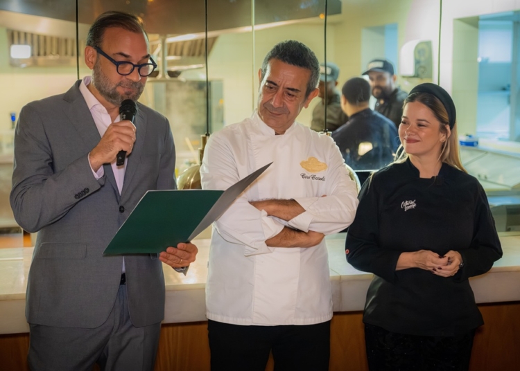 Omar Cepeda, presidente de Aderes entrega reconocimiento a Ciro Casola