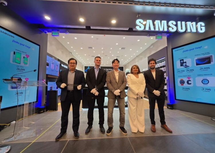 De izquierda a derecha Fernando Escobedo, Nicolás Scagnetti, Eugene Jo, Clara Francisco y Sebastián Muñoz