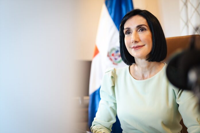 Primera Dama Raquel Arbaje sonriendo