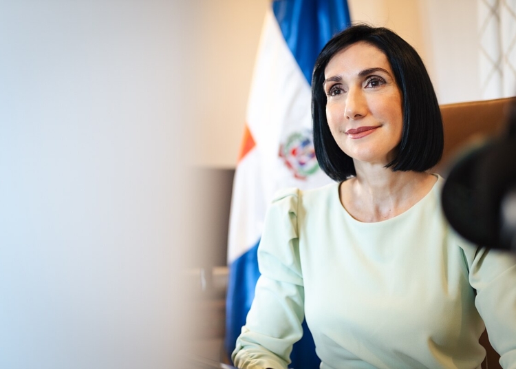 Primera Dama Raquel Arbaje sonriendo