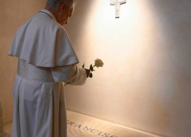 Papa león xiv rinde homenaje a francisco en su tumba y promete seguir su legado