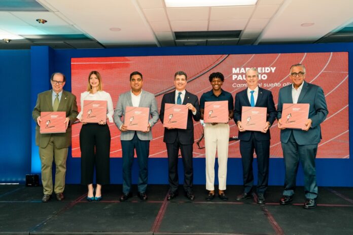 De izquierda a derecha los señores Felipe Vicini, María Elena Moré, Kelvin Cruz, Christopher Paniagua, Marileidy Paulino, René Grullón Finet y Luis Mejía Oviedo.