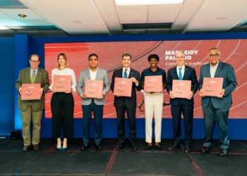 De izquierda a derecha los señores Felipe Vicini, María Elena Moré, Kelvin Cruz, Christopher Paniagua, Marileidy Paulino, René Grullón Finet y Luis Mejía Oviedo.