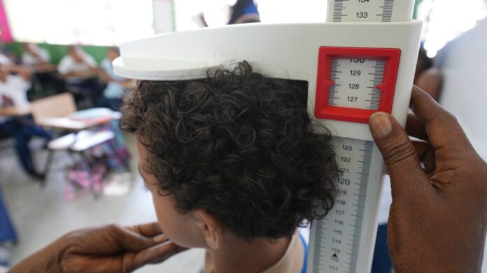 AtaRDecer | Donde el día termina, la noticia comienza - INABIE evalúa el estado nutricional de más de 11 mil estudiantes