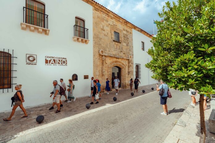Centro Cultural Taíno Casa del Cordón en Ciudad Colonial con visitantes