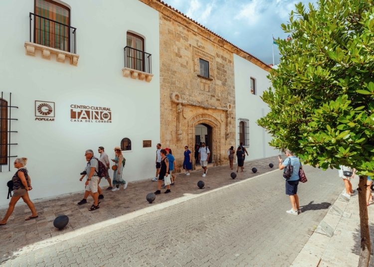 Centro Cultural Taíno Casa del Cordón en Ciudad Colonial con visitantes