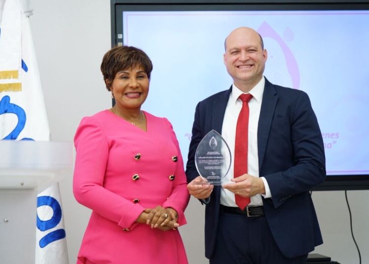 Iglesia recibe reconocimiento