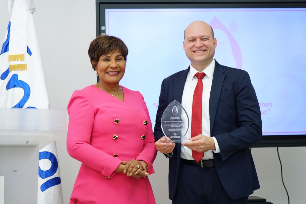 Iglesia recibe reconocimiento