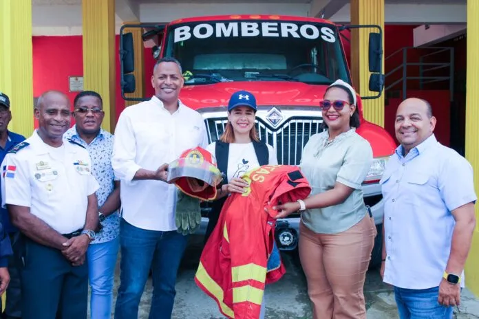 Diputado Bolívar Valera 'El Boli' entregando equipos a bomberos en San Luis