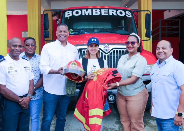 Diputado Bolívar Valera 'El Boli' entregando equipos a bomberos en San Luis