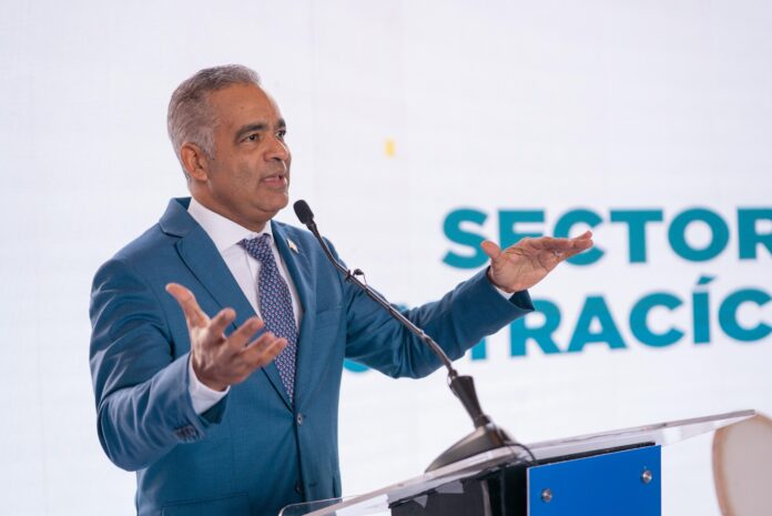 Ministro de Energía y Minas Joel Santos, hablando en un panel sobre minería sostenible en República Dominicana.