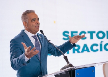 Ministro de energía y minas joel santos, hablando en un panel sobre minería sostenible en república dominicana.