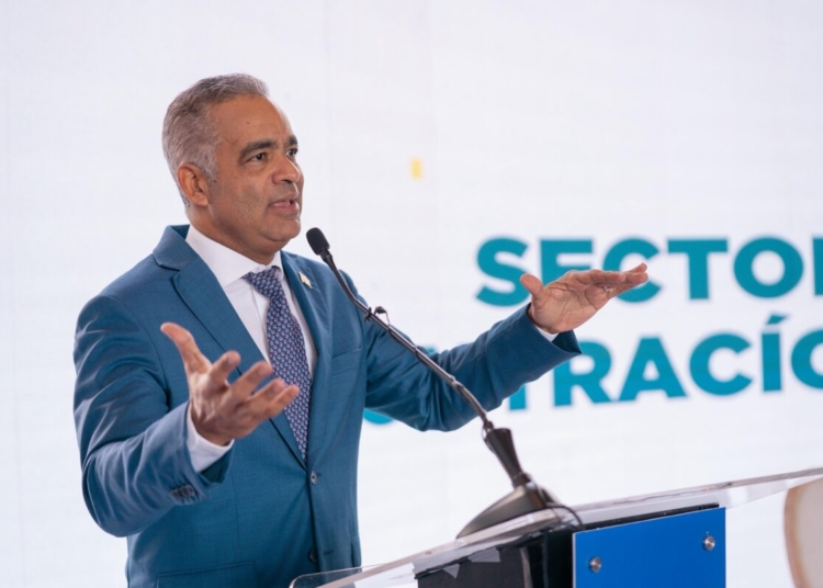 Ministro de Energía y Minas Joel Santos, hablando en un panel sobre minería sostenible en República Dominicana.