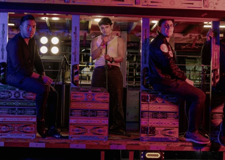 Jordan Portilla Lanza Despecho Maldito y presenta su nuevo video musical en una icónica chiva colombiana