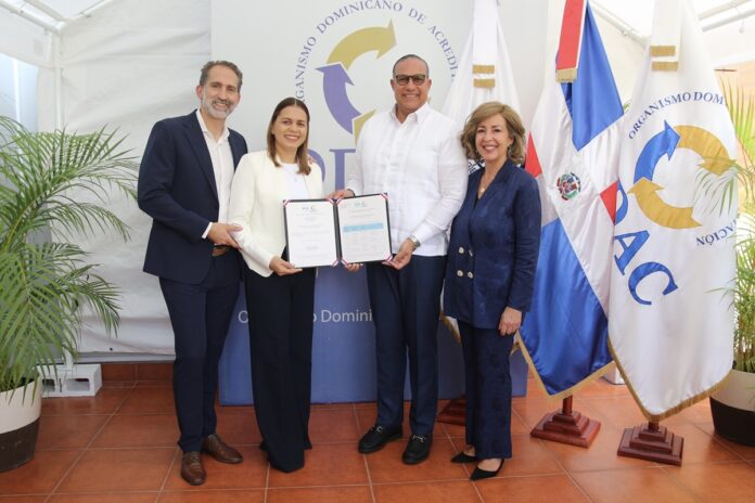 José Luis Ganivet, Leonary Peralta, gerente de AGQ Dom_ Ángel David Taveras Difo y Pilar Serret Murga, consejera Económica y Comercial de la Embajada de España.