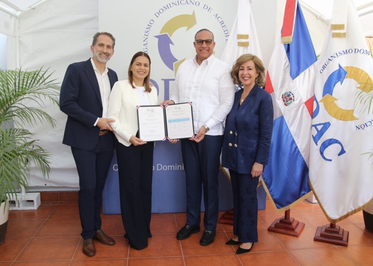 José Luis Ganivet, Leonary Peralta, gerente de AGQ Dom_ Ángel David Taveras Difo y Pilar Serret Murga, consejera Económica y Comercial de la Embajada de España.