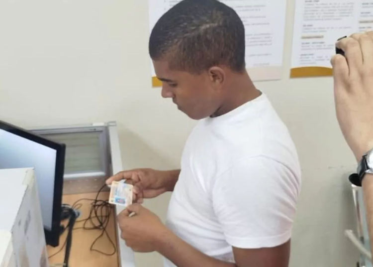 Joven de bayaguana recibe su cédula tras años de espera por error en su acta de nacimiento